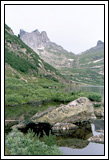 Перевал Пикантный и массив Звездный с озера Золотарного